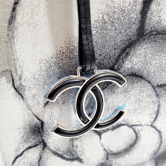 Chanel Camellia CC Tote in Printed Canvas - Picture 2 of 10